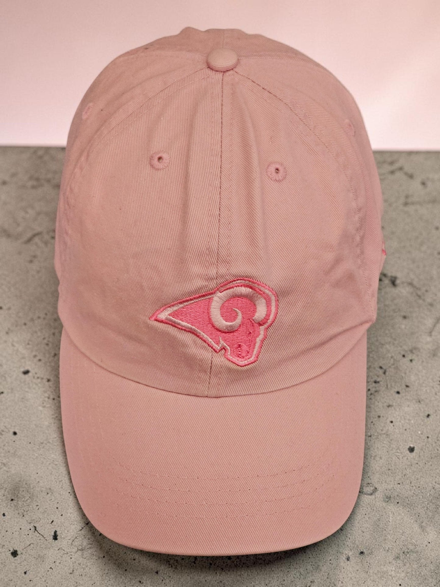 🏈 Vintage NFL St. Louis Rams „Breast Cancer Awareness“ Cap – Reebok 🏈Deadstock