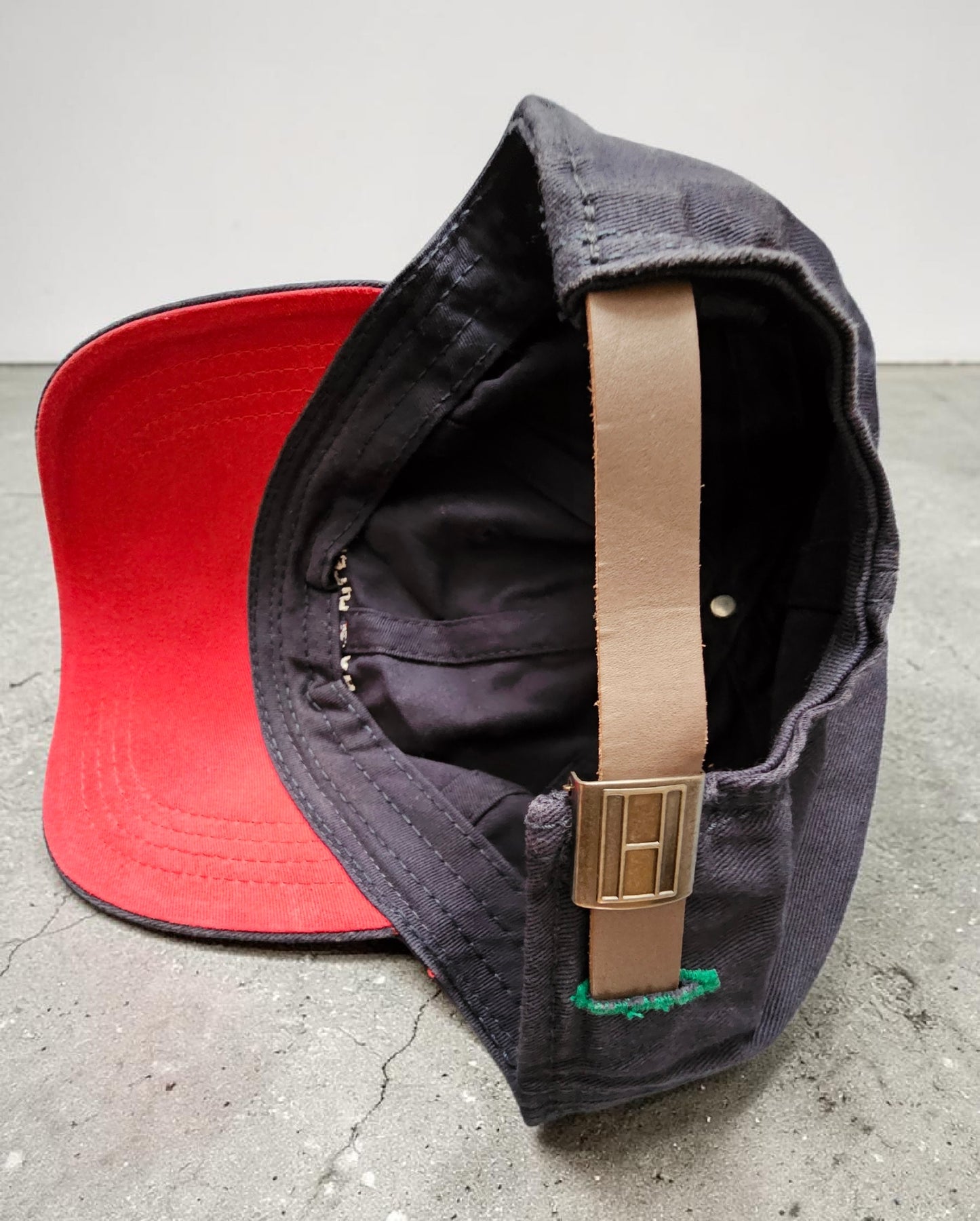 Tommy Hilfiger Vintage Dad Cap – Dunkelblau mit Leder-Strapback – 100% Baumwolle – One Size