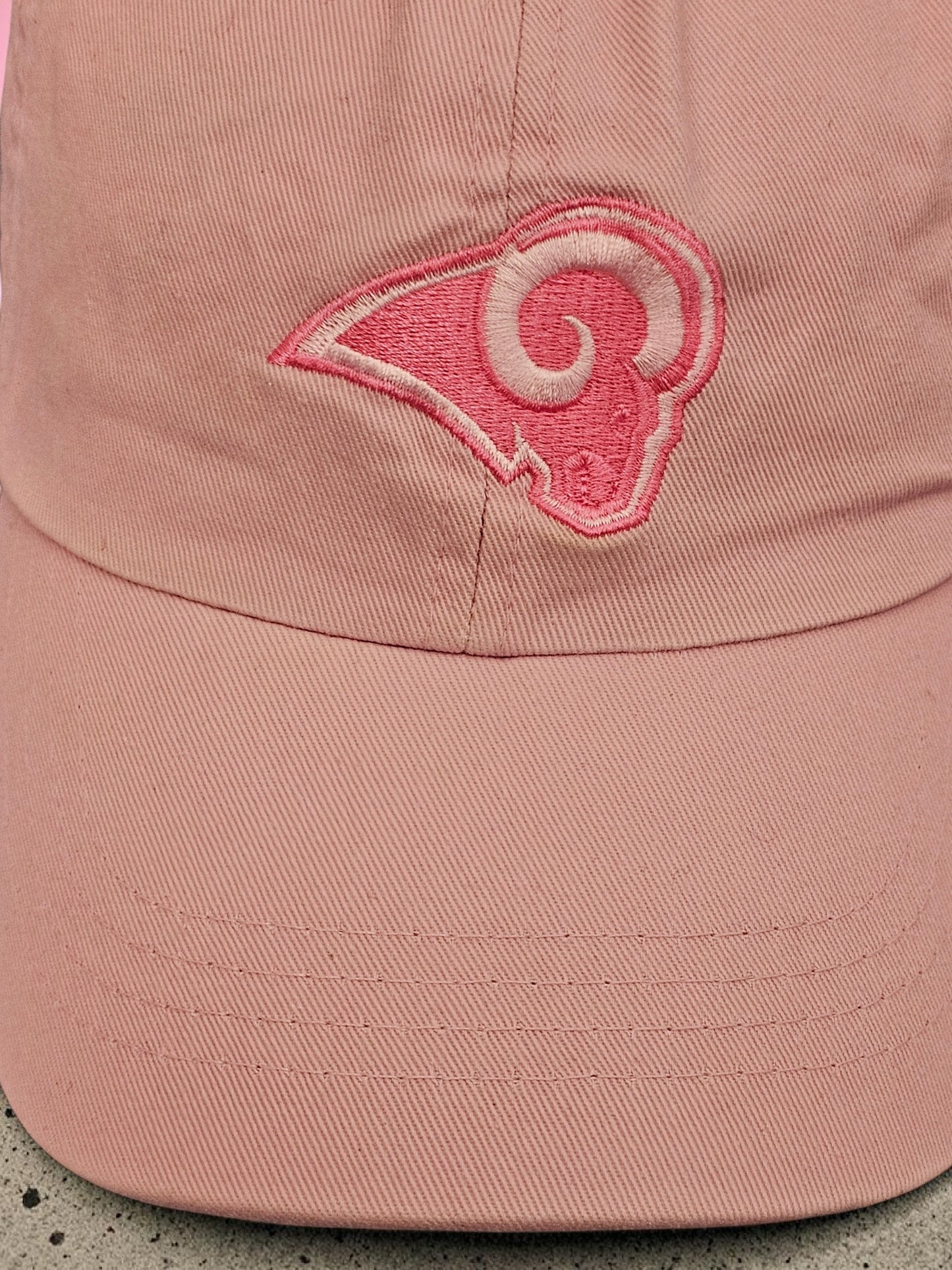 🏈 Vintage NFL St. Louis Rams „Breast Cancer Awareness“ Cap – Reebok 🏈Deadstock